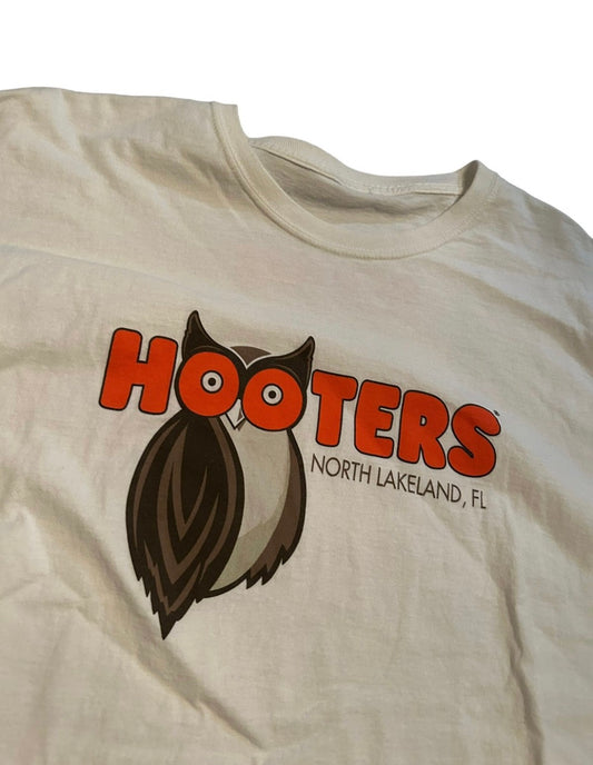 vintage streetwear x-large hooters t-shirt